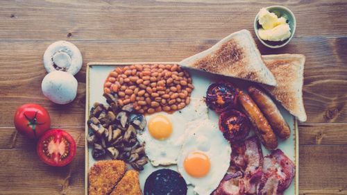 Istoria întortocheată a micului dejun englezesc, din Evul mediu până în era globalizării. Cum au ajuns britanicii să mănânce ouă, fasole, ciuperci, cârnați și bacon la masa de dimineață