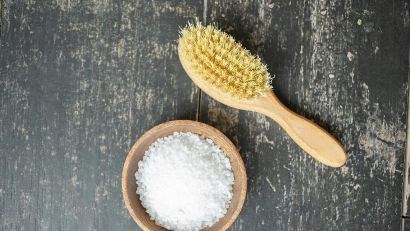 Cum să cureți bucătăria cu sare/Alte nouă trucuri în bucătărie care folosesc sarea, de la curățenie, la testarea prospețimii unui ou 