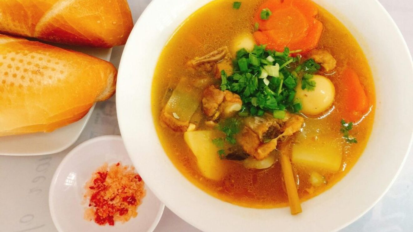 Nu te simți bine? Există alimente care te pot ajuta să te pui pe picioare / Ghimbirul, supa de pui și cea de oase, în top