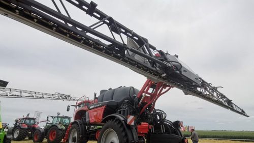 FOTO-VIDEO | Ce face și cum arată utilajul ultra-performant de erbicidat care costă aproape jumătate de milion de euro /„Horsch Leeb 6300 VN are o gardă la sol ridicată și putem intra într-un stadiu vegetativ avansat”