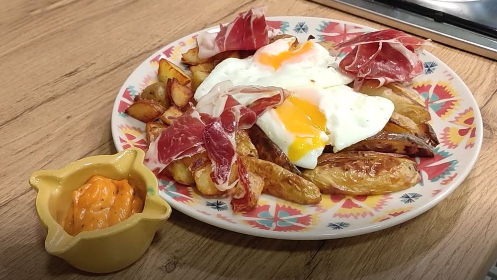 VIDEO | Rețetele Juanitei | Huevos estrellados sau rotos / Ouă explodate sau rupte - o farfurie cinstită, cu cartofi prăjiți, ouă ochiuri și jamon spaniol