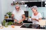 Dieta sănătoasă care te poate îmbătrâni mai repede dacă nu ții cont de un nutrient esențial / Ce au descoperit cercetătorii la persoanele de peste 70 de ani