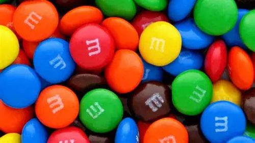 M&M's renunță temporar la două culori celebre. Revoluția coloranților afectează și cunoscutele bomboane