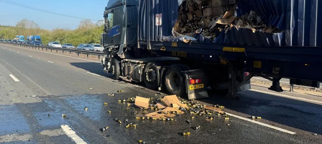 FOTO | 20 de tone de prosecco, împrăștiate pe o autostradă din Marea Britanie: „Nu e chiar pauza de gustare pe marginea drumului pe care şi-o poate dori cineva”