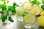 Ce se întâmplă în corp dacă bei apă cu lămâie în fiecare zi / 8 beneficii susținute de nutriționiști