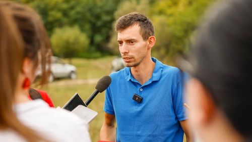 FOTO | Cetera și omul bun – poveștile micilor producători din Maramureș (Ep.2) | La nici 18 ani, Cătălin Moga din Ciolt pusese deja pe picioare o afacere cu lapte de măgăriţă. Acum, după cinci ani, are 600 de oi, 60 de măgăriţe, doi cai pentru echitaţie şi 40 de vaci pentru carne