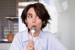 Mănânci sănătos, dar tot ești balonat? Un obicei banal din timpul mesei ar putea fi adevărata cauză
