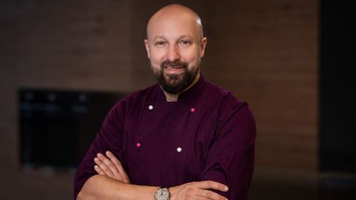 Chef Alex Cîrțu: „Totul se poate refolosi. Nu ai nevoie de echipamente scumpe ca să eviți risipa în bucătărie. Ai nevoie doar de o schimbare de perspectivă: ingredientele nu sunt resturi, ci resurse”