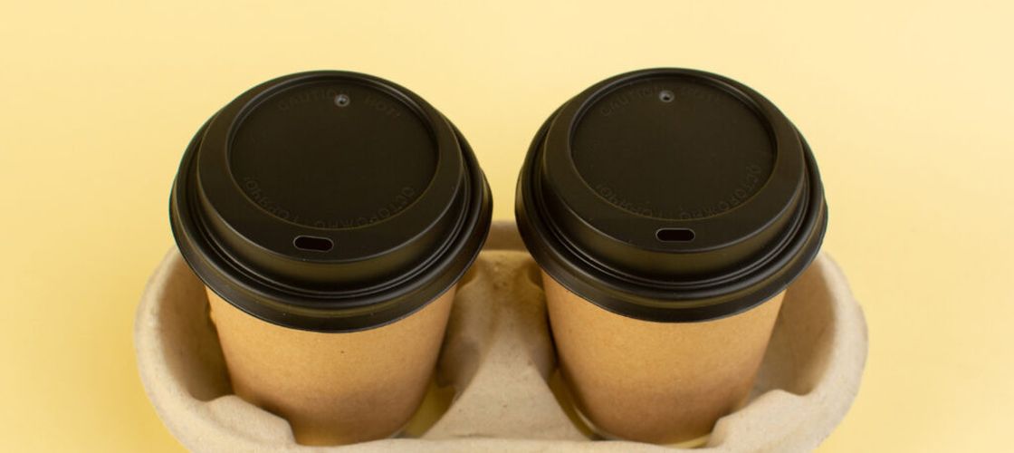 Misterul găurii mici din capacul cafelei to-go – nu e vorba de orificiul pentru băut / De ce există și ce rol important are, de fapt