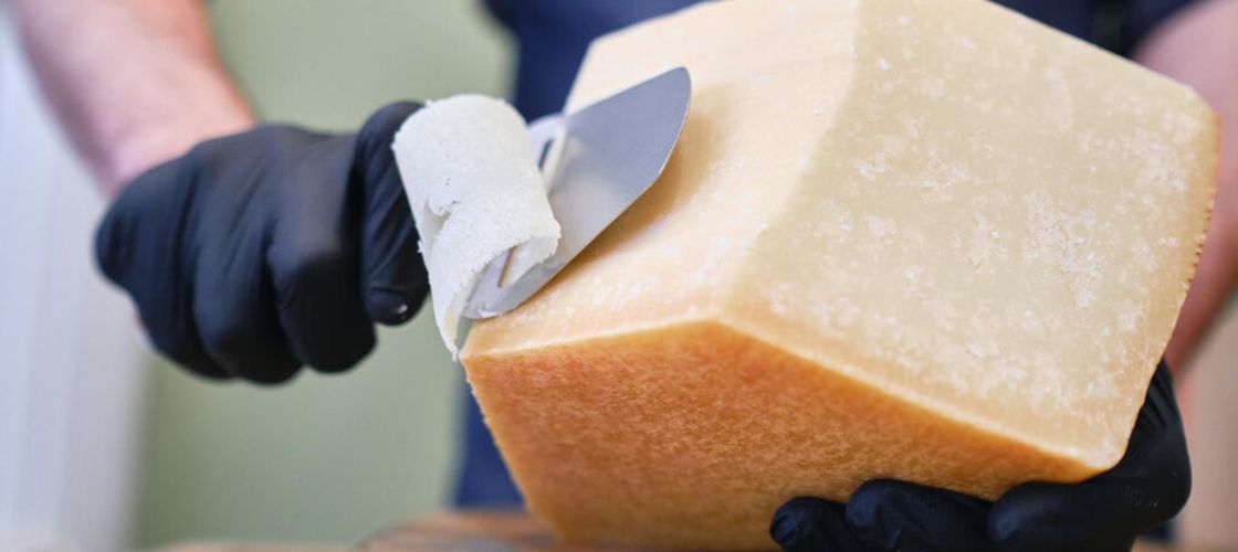 ABC în bucătărie | Cum să păstrezi parmezanul proaspăt mai mult timp / Trucuri simple care previn mucegaiul și pierderea aromei