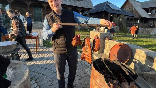 Pastrama pe care o ții minte se face în Maramureș/ Un fost sportiv de performanță a vrut doar să-și hrănească familia cât mai sănătos, însă a ajuns să dețină o pensiune și un restaurant unde servește bucate tradiționale VIDEO