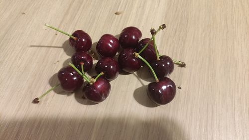 Au apărut cireșele în piețele din Sibiu: 250 de lei kilogramul, cele aduse din Turcia / Cele din Grecia sunt mai ieftine: 150 de lei