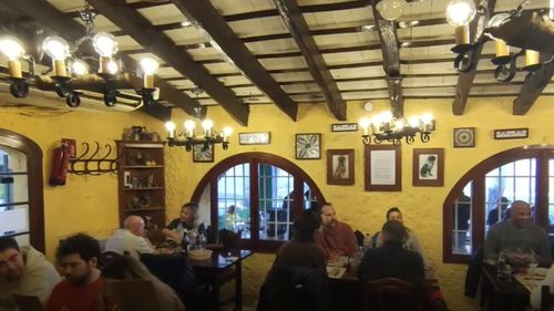 VIDEO | Restaurant-asador, un loc rupt din istorie într-o rezervație naturală din nord-estul Spaniei / Carne pe grătar, ceapă catalană și pan con tomate - un meniu tradițional