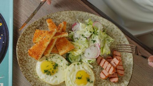 Ce poți păți dacă mănânci prea multe ouă? / Cercetătorii de la Harvard au stabilit că un om sănătos poate consuma 7 ouă pe săptămână fără a avea probleme, iar cei cu diverse afecțiuni, între 2 și 5