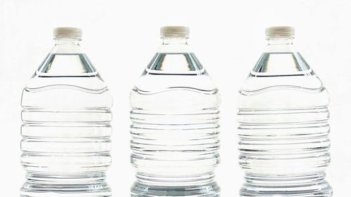 ANPC a controlat peste 700 de producători, distribuitori sau comercianţi de apă minerală naturală sau apă de izvor/ Amenzi de două milioane de lei