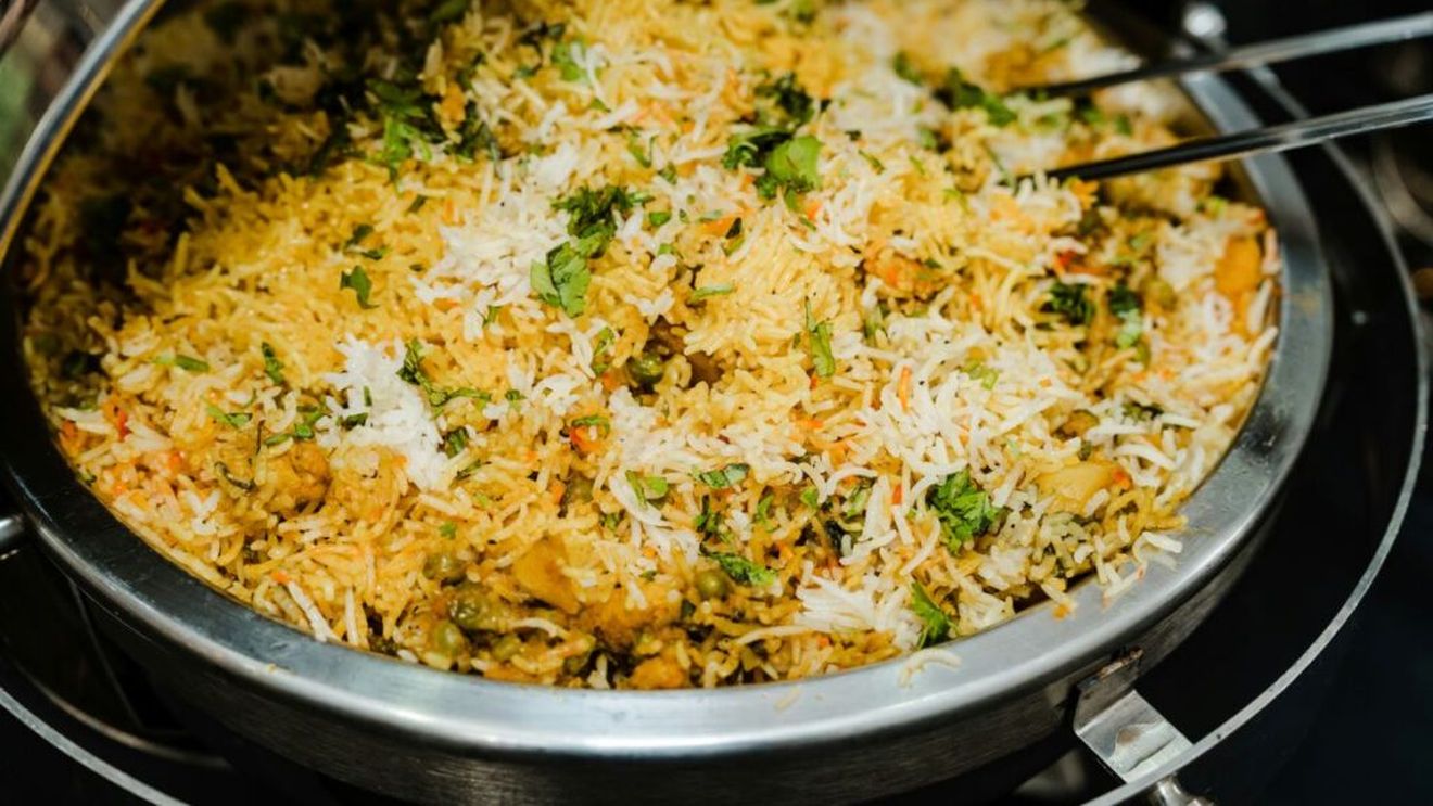 Orezul biryani este ca o foaie albă pe care mirodeniile Asiei au desenat mii de gusturi. De origini persane, a ajuns, tranzitând India, în toate colțurile lumii și înseamnă nenumărate combinații aromatice adăugate în straturi peste orezul cu bob lung