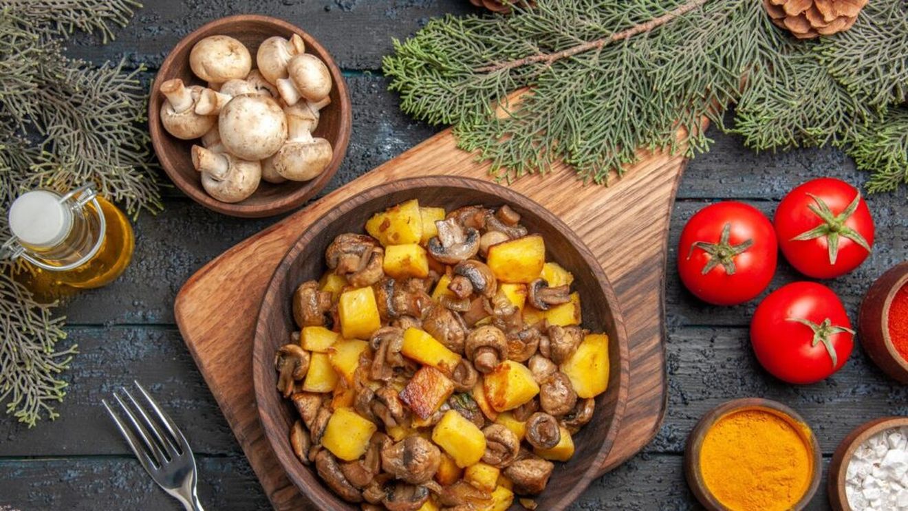 Prânz de post sau garnitură. Soté de cartofi cu ciuperci. Poate fi servit cu salată de sezon, ca fel în sine, sau ca și garnitură la carne sau pește