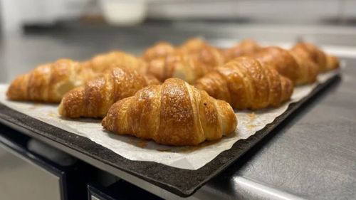 Un brutar francez își sfidează conaționalii și scoate pe piață croissantul vegan/Crescătorii de vaci pentru lapte se tem că noile tendințe culinare  le pun în pericol afacerile / Va avea veganismul succes în Franța?