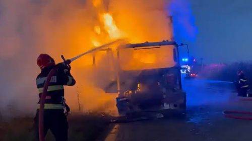Un TIR cu produse de panificaţie a luat foc, șoferul a reuşit să se evacueze și nu a necesitat îngrijiri medicale