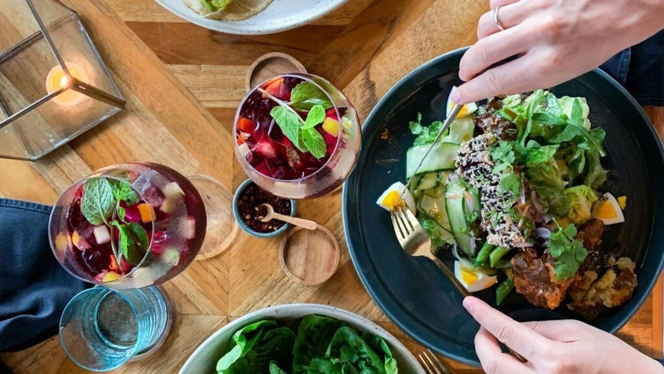 Crezi că mâncarea reconfortantă și gustoasă nu poate fi și sănătoasă și nutritivă? Un nutriționist te învață cum poți mânca orice dorești, cu măsură, dacă nu abuzezi de grăsimi, conservanți și condimente și ai grijă ce ingrediente adaugi la preparare