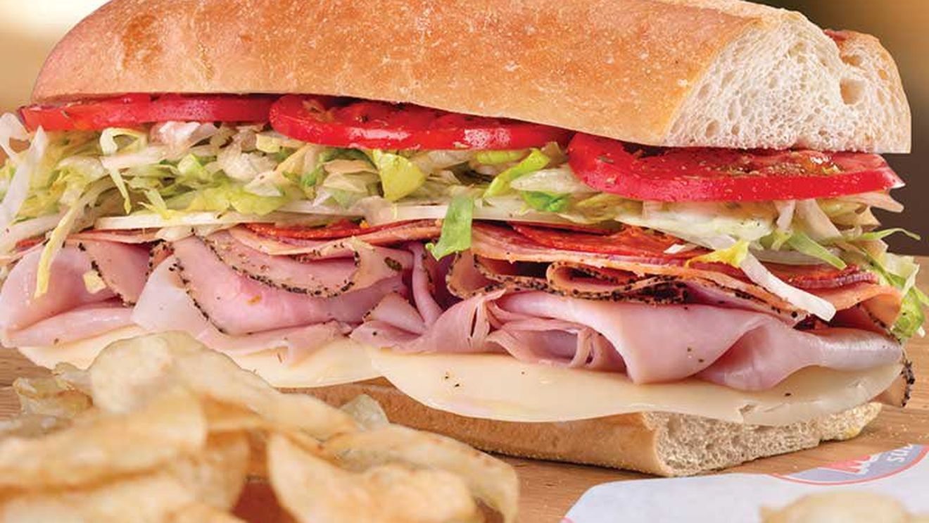 Cum a reușit un tânăr de 17 ani să transforme un mic magazin de sandvișuri într-un brand global evaluat la 8 miliarde de dolari / Motivul pentru care a fost nevoit să își concedieze fratele