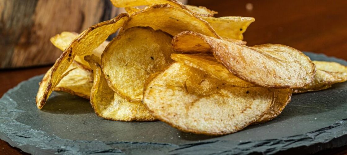 VIDEO ABC în bucătărie | Cum faci acasă cartofi chips crocanti și aromați. Secretul unui bucătar cu stele Michelin explicat pas cu pas