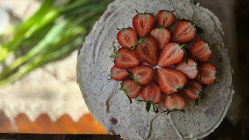 Rețeta simplificată de tort Red Velvet: Oricine o poate prepara acasă, în doar câțiva. Îl poți orna cu căpșuni, pentru un aer mai fresh