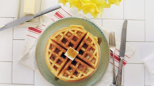 6 rețete de vafe dulci și sărate, perfecte pentru un mic dejun de weekend / De la gofre simple cu miere la vafe cu brânză și spanac