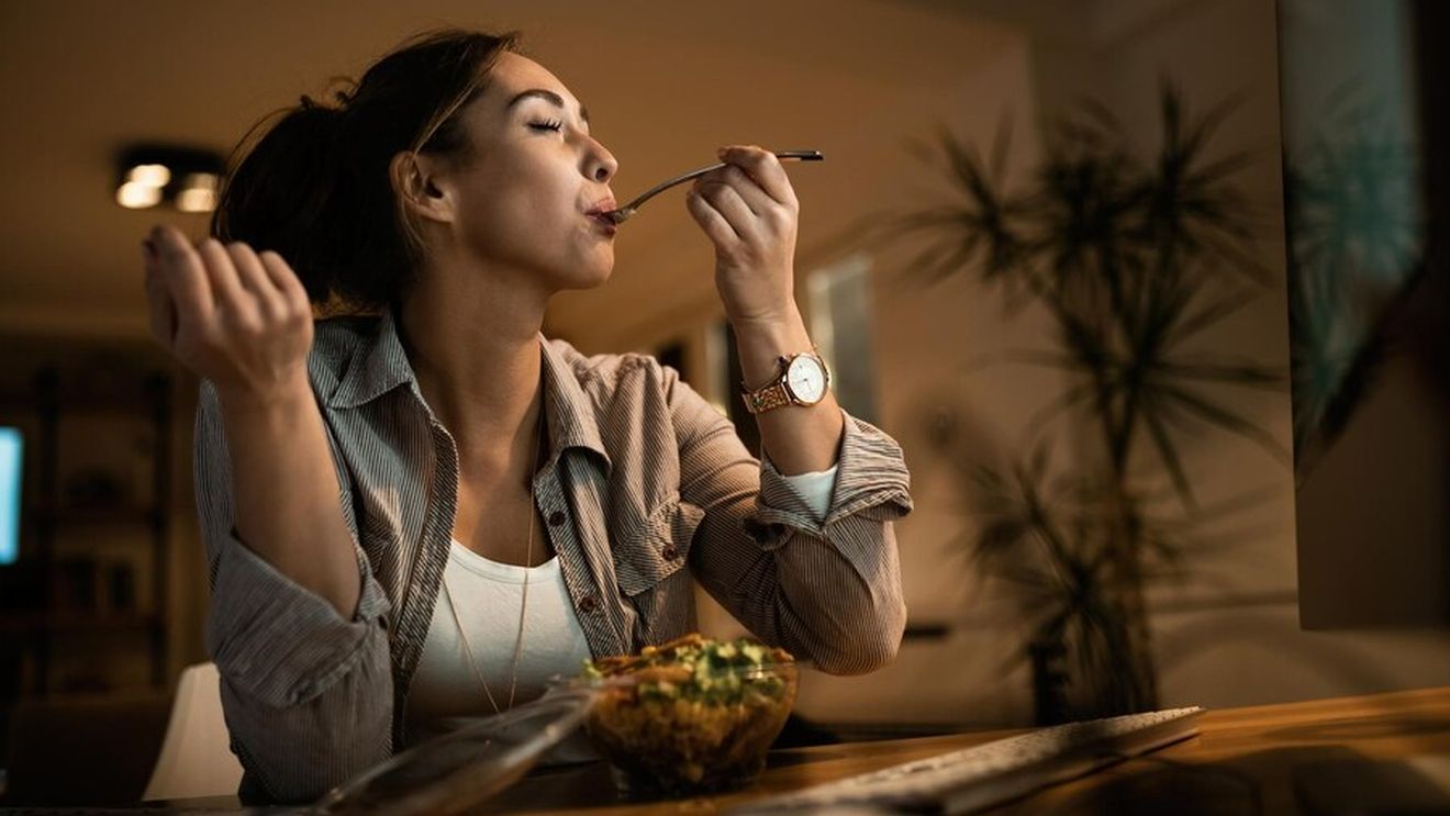 Solo dining, în opoziție cu cina romantică de Valentine's Day. Crește procentul persoanelor care iau masa singure la resturant