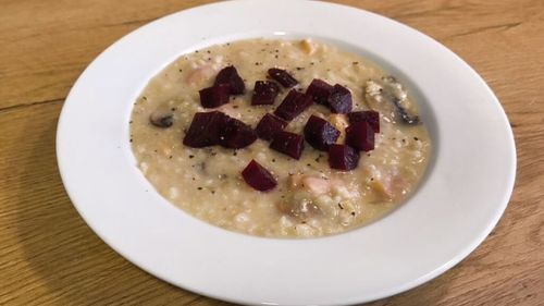 VIDEO | Rețetele Juanitei | Orez cremos cu ciuperci și sfeclă roșie/ Spaniolii îi spun „caldoso”/ Îl poți prepara ca pe un pilaf de-al nostru românesc, cu carne sau de post, ori îl poți transforma într-un risotto italian