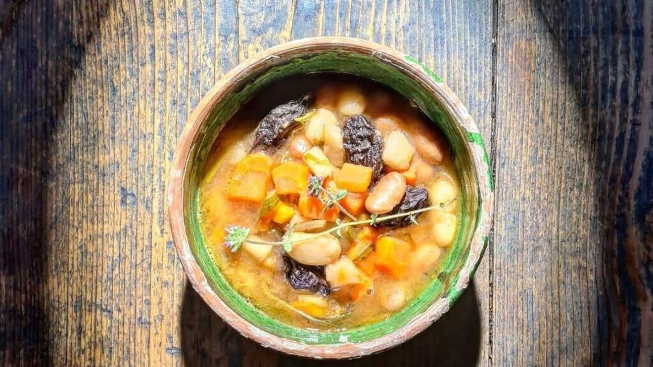 VIDEO „Zamă de fasole” cum făceau sașii din Viscri / Rețetă tradițională, povestită pas cu pas de Caroline Fernolend