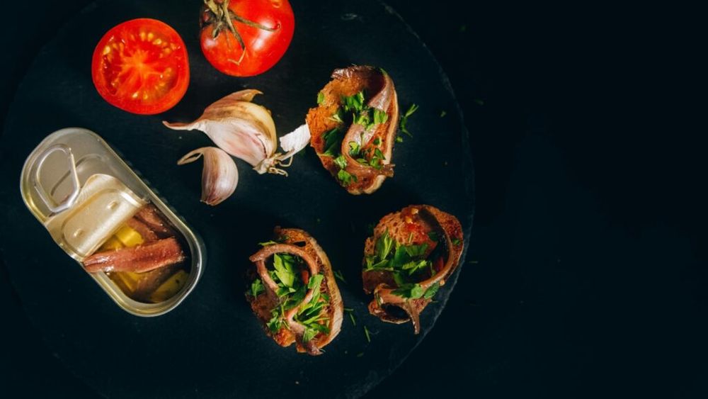 Cum să înfrunți depresia post-sărbători? Simplu! Specialiștii Clinicii Mayo și cei de la Harvard Health Journal îți recomandă să mănânci sardine la conservă pentru a-ți îmbunătăți starea de spirit