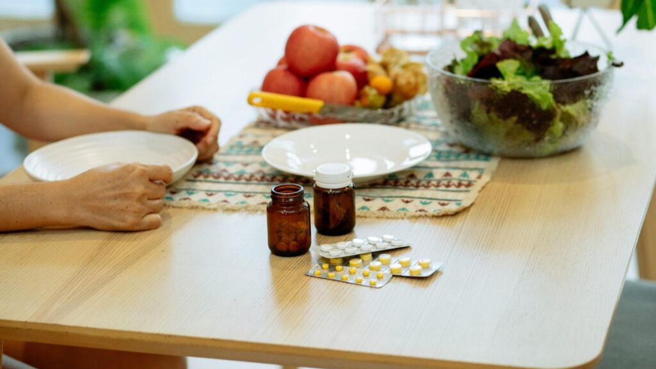 O nutriționistă specializată în oncologie dezvăluie un obicei considerat „sănătos”, dar care, de fapt, favorizează boala: „Nu iau niciun supliment, decât dacă medicul îmi recomandă. Îmi obțin toți nutrienții din alimente”