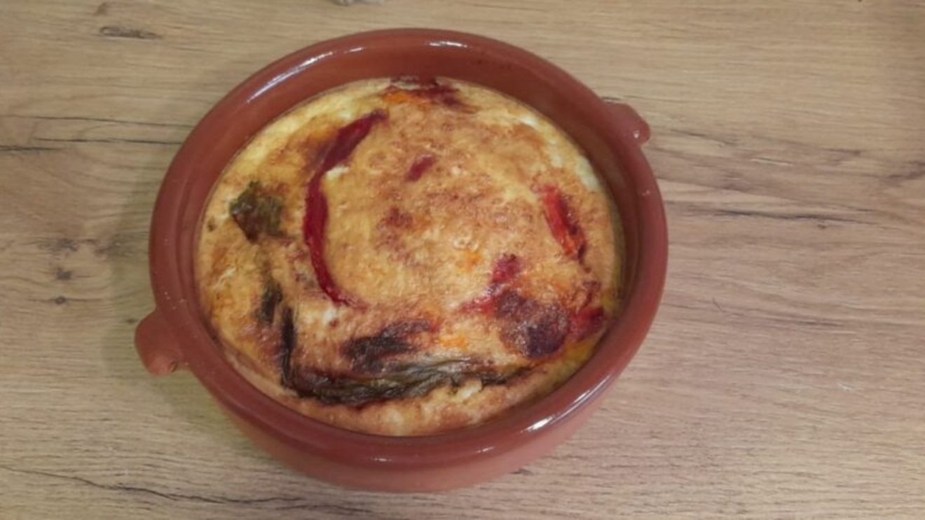 Frittata cu ceapă și ardei copți la airfryer - un mic dejun care se poate pregăti rapid, adaptând rețeta inclusiv pentru o singură persoană