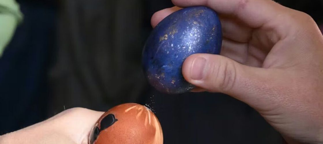 Cum să câștigi la „ciocnitul ouălor” de Paște / Nu ține doar de noroc. Tehnicile care te ajută să ieși învingător la tradiționalul joc de Paște