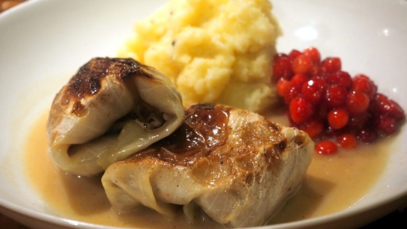 Povestea sarmalelor suedeze: Au o zi națională și sunt deseori servite cu piure și dulceață de fructe de pădure