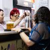 GALERIE FOTO | „Garofița”, terasa din Bonțida unde festivalierii schimbă pentru câteva ore Electric Castle pe bere rece, vișinată și mâncare de casă / „Venim în fiecare an pentru atmosferă, pentru oameni și pentru mâncarea bună”