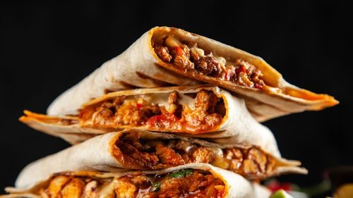 Trei rețete gustoase și rapide cu carnea rămasă de la grătar / Cum eviți risipa alimentară și te bucuri, în același timp, de gustul alimentelor gătite pe jar