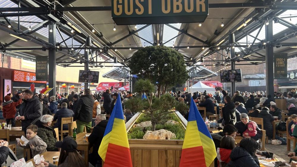 FOTO | Mici cu muștar și Wi-Fi: Noul Obor, la întâlnirea cu vechiul / „Așa cum restaurantul din hala de lângă nu a «scurtat» coada la mici de la Terasa Obor, nici noul foodcourt nu o va face”
