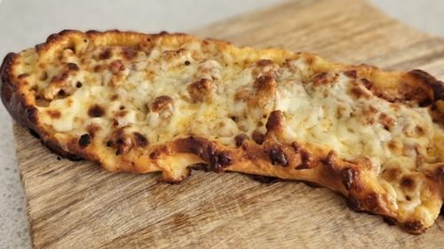 Pide cu carne tocată, „pizza” turcească ce merită încercată acasă / Se pot servi simple sau cu iaurt grecesc alături
