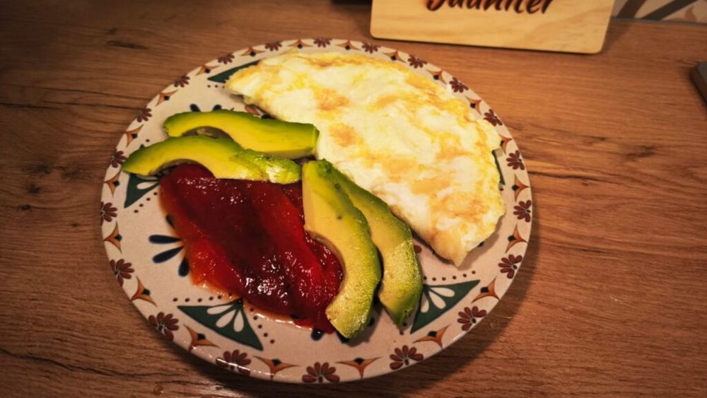 Omletă de albușuri cu brânză maturată - mic dejun perfect înainte sau după sport/ Albușurile sunt recomandate și în cazul în care colesterolul „rău” are o valoare ridicată