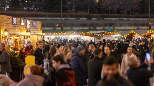 Târgul de Crăciun din București se deschide pe 29 noiembrie/ Cele peste 130 de căsuţe de Crăciun din Piața Constituției vor găzdui, pe lângă preparate tradiționale și arome festive, artizani și creatori locali