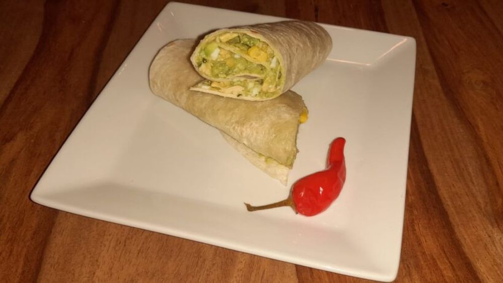 Lipie cu ou, pui și guacamole - un mic dejun care ține de foame/ Poate fi luată și la pachet