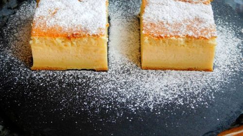 Ceva dulce/Cum faci prăjitura deșteaptă/Se prepară la fel de simplu ca un chec, dar când o scoți din cuptor va arăta ca și cum ar avea deja umplutură