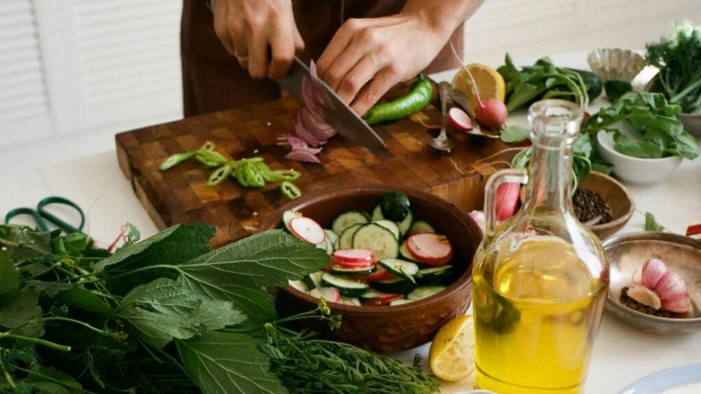 Cel mai sănătos mod de a face detoxifiere după Paște / Sfatul nutriționiștilor pentru persoanele care au mâncat „un pic cam mult” la mesele pascale