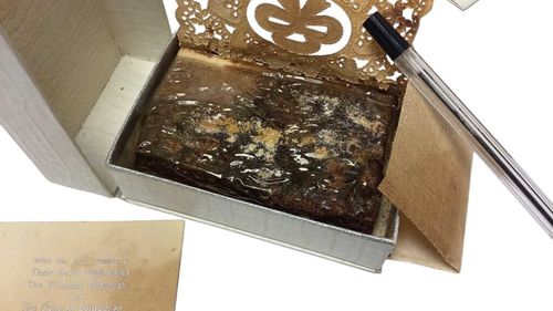 O felie de tort „foarte rară” de la nunta Reginei Elisabeta a II-a cu prințul Philip, vândută la licitație pentru 2.800 de dolari / A rezistat aproape opt decenii și este însoțită de o scrisoare semnată de Majestatea Sa