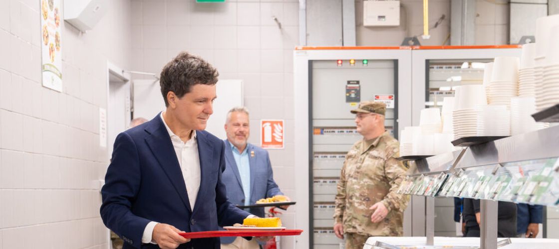 FOTO/Președintele Nicușor Dan a luat masa la popotă/ El a mâncat friptură cu porumb fiert, alături de oficialii și militarii americani