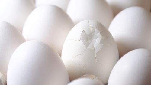 Cât de sigur este să consumi un ou care s-a spart cu mai mult timp înainte de gătire / Specialiștii explică de ce unele ar trebui aruncate, în timp ce altele pot fi consumate