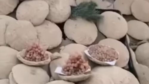 VIDEO | Cum se păstrează strugurii în vase de lut, o tradiție afgană cu valoare economică și culturală / Vasele sunt închise ermetic și trebuie sparte pentru a avea acces la fructele din interior