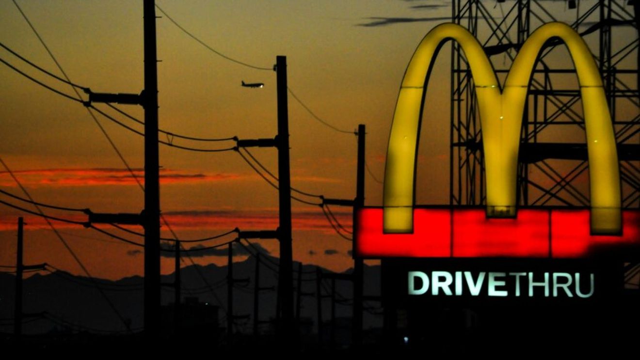 McDonald’s lansează în Statele Unite chioșcuri pentru comenzi care acceptă numerar și pot da rest. Lucrătorii umani nu vor dispărea, asigură compania